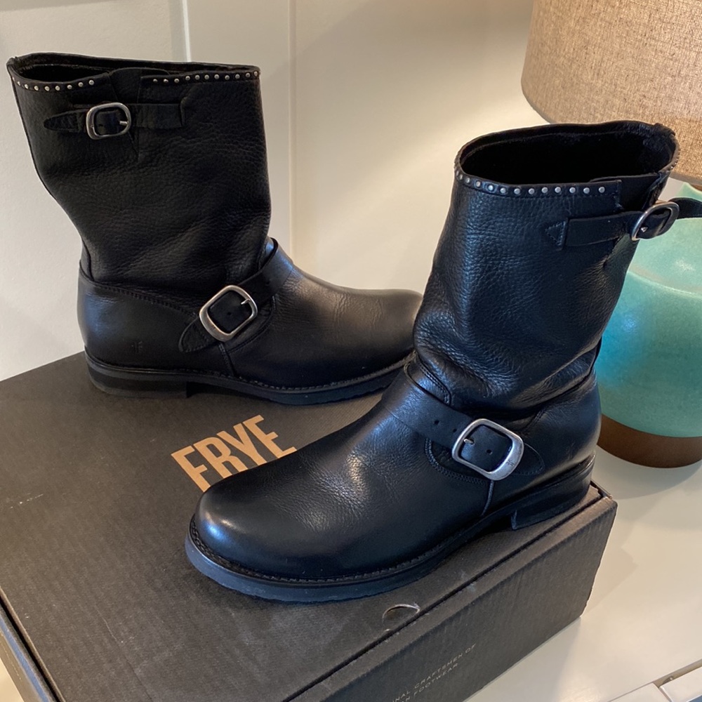 Frye Veronica Stud Short